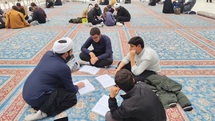 تصاویر / برگزاری کلاس درس طلاب مدرسه علمیه شیخ علیخان زنگنه در حرم امیرالمومنین علی(ع)