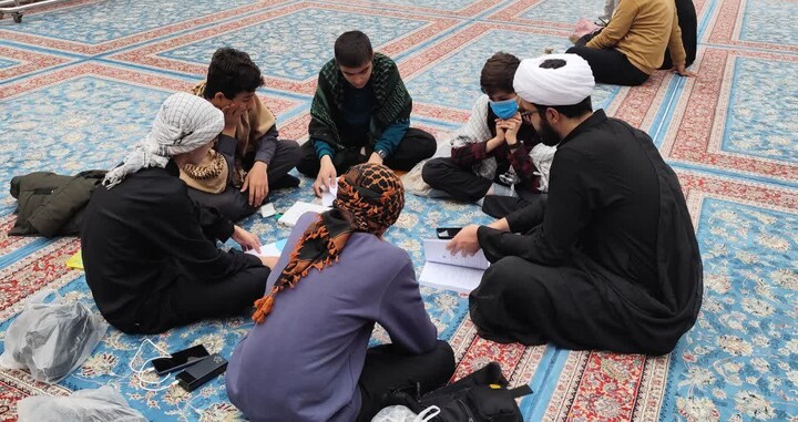 تصاویر / برگزاری کلاس درس طلاب مدرسه علمیه شیخ علیخان زنگنه در حرم امیرالمومنین علی(ع)