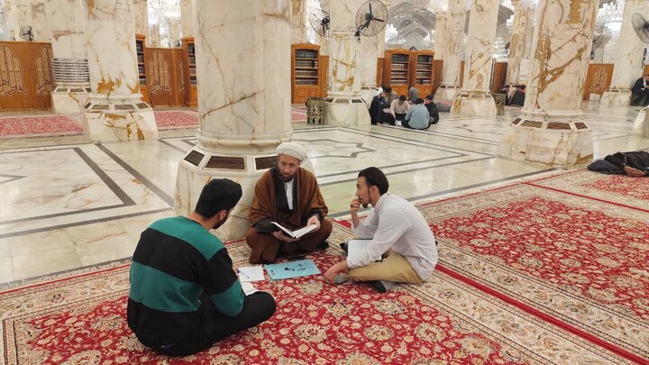 تصاویر / برگزاری کلاس درس طلاب مدرسه علمیه شیخ علیخان زنگنه در حرم امیرالمومنین علی(ع)