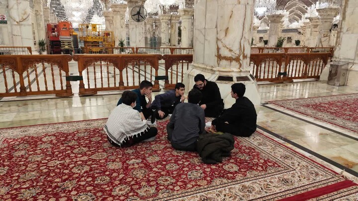 تصاویر / برگزاری کلاس درس طلاب مدرسه علمیه شیخ علیخان زنگنه در حرم امیرالمومنین علی(ع)