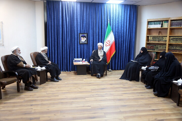 تصاویر/ دیدار اعضای هیئت امنای جامعه الزهرا با آیت الله اعرافی