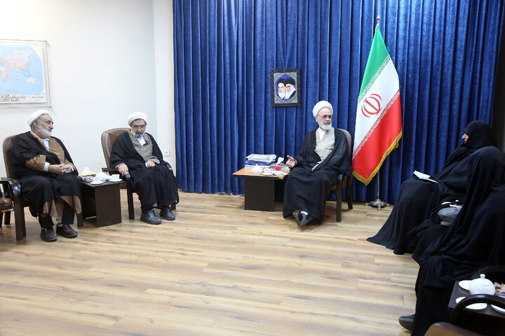 تصاویر/ دیدار اعضای هیئت امنای جامعه الزهرا با آیت الله اعرافی