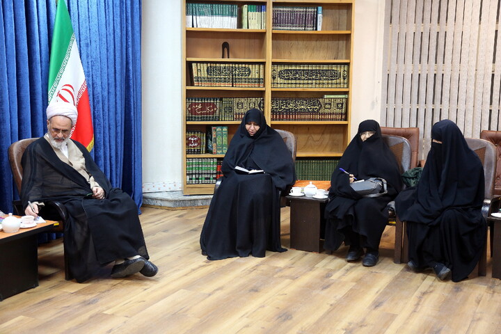 تصاویر/ دیدار اعضای هیئت امنای جامعه الزهرا با آیت الله اعرافی