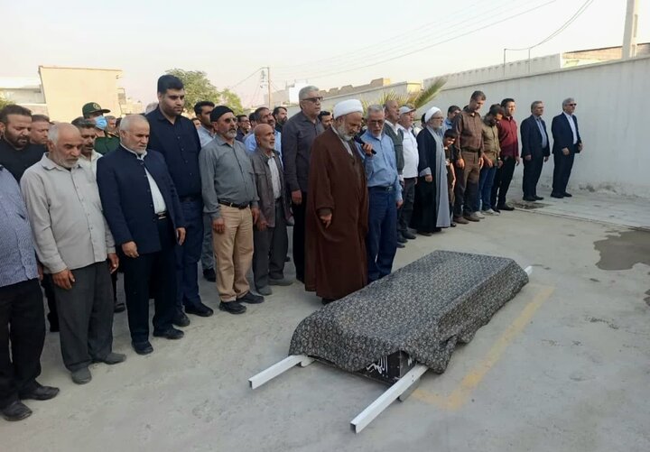 تصاویر/ اقامه نماز بر پیکر پدر شهید محمد نوری