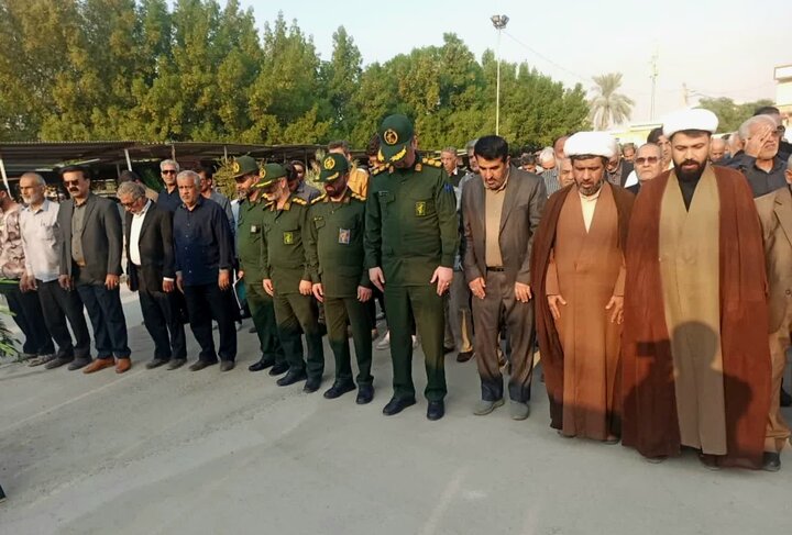 تصاویر/ اقامه نماز بر پیکر پدر شهید محمد نوری