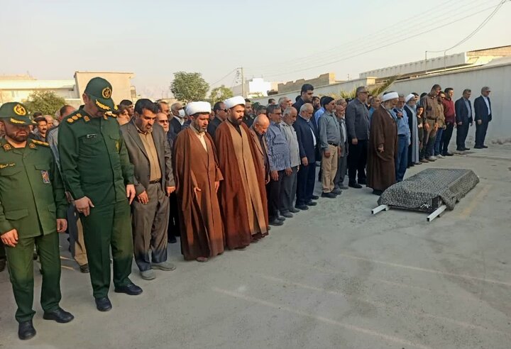 تصاویر/ اقامه نماز بر پیکر پدر شهید محمد نوری