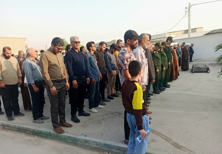 تصاویر/ اقامه نماز بر پیکر پدر شهید محمد نوری