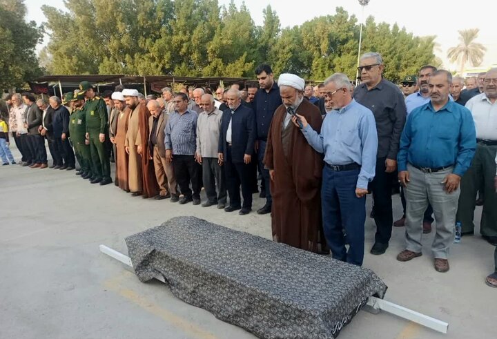 تصاویر/ اقامه نماز بر پیکر پدر شهید محمد نوری