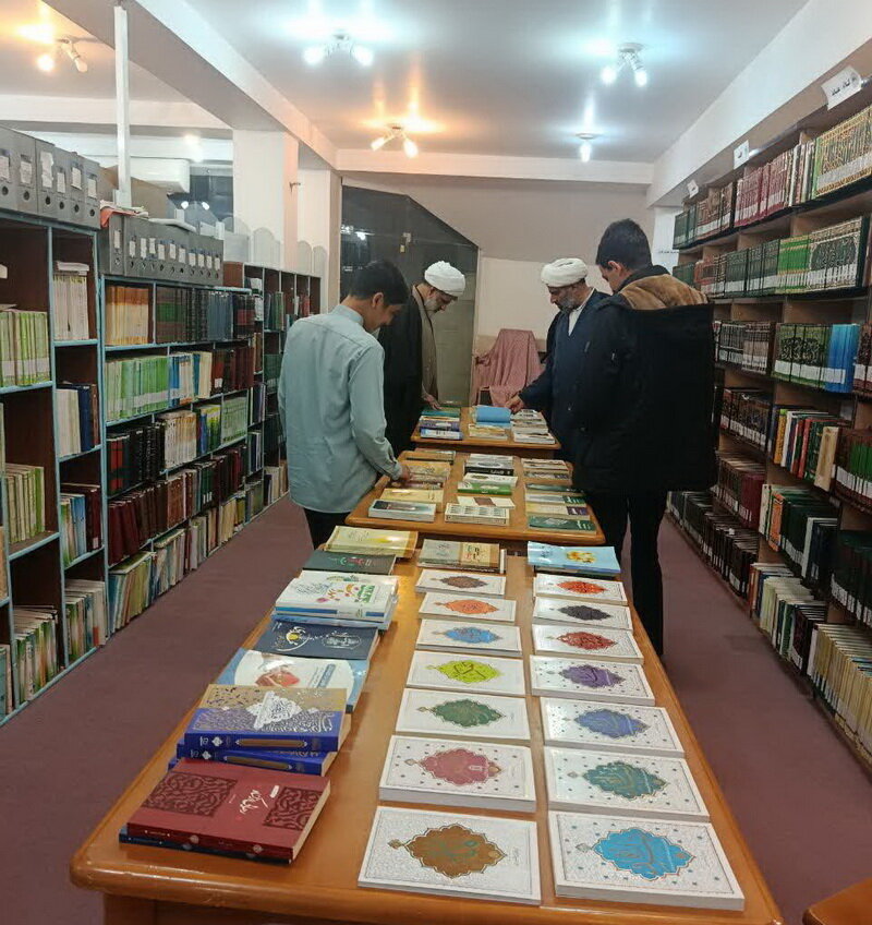 نمایشگاه کتاب آران و بیدگل با ۵۰ درصد تخفیف گشایش یافت