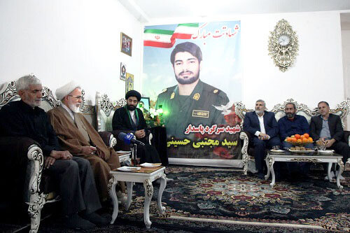 تجلیل امام جمعه کرمانشاه از خانواده شهید اقتدار وطن