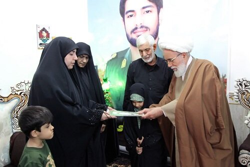 تجلیل امام جمعه کرمانشاه از خانواده شهید اقتدار وطن