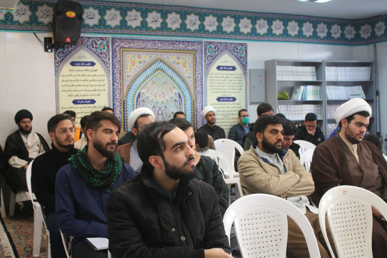 بیست‌وهفتمین جلسه انس با قرآن در مدرسه امام مهدی(عج) کرمان برگزار شد+عکس