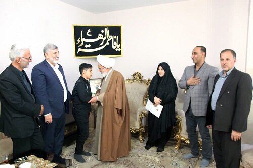 حضور امام جمعه کرمانشاه در منزل شهید اقتدار وطن