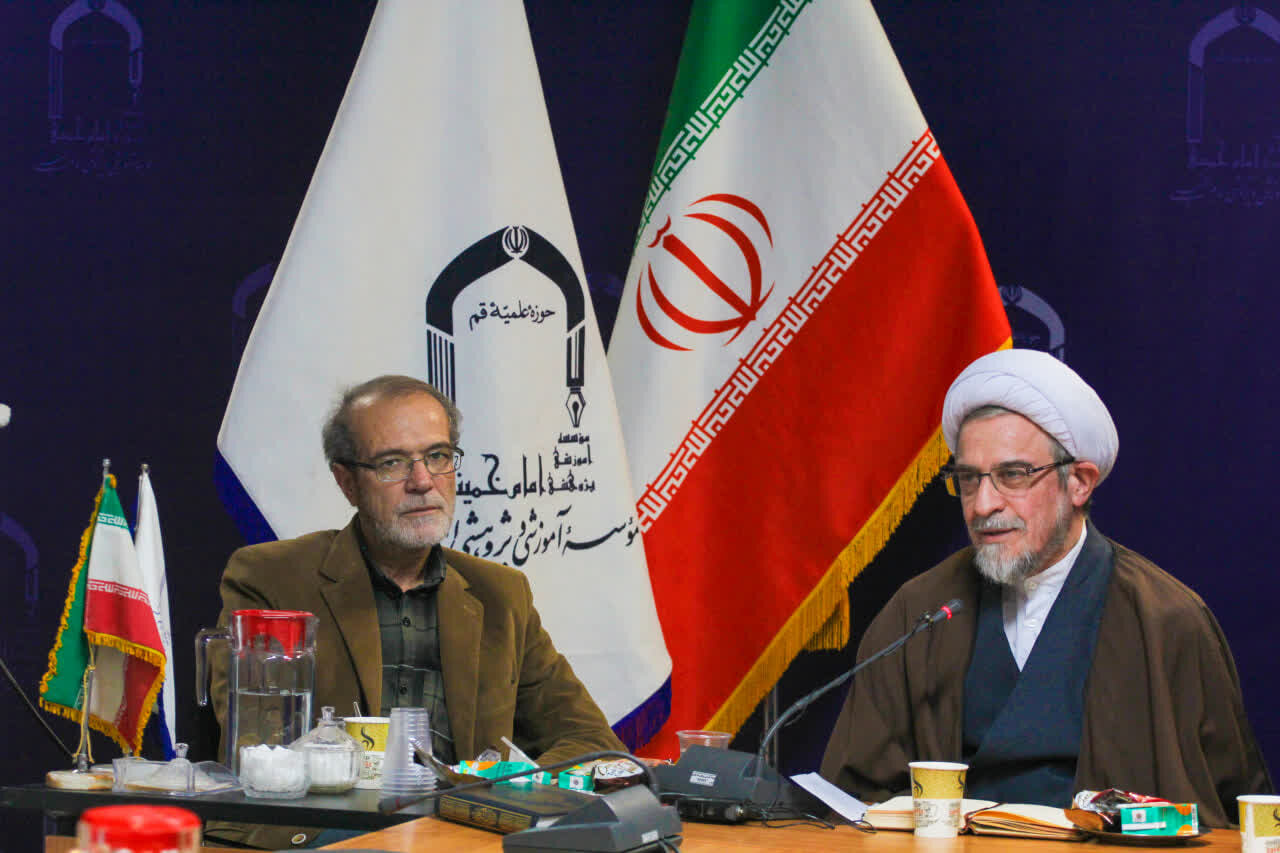 انقلاب اسلامی در جهانی فرو رفته در ظلمت، نور احیای دین را برافروخت