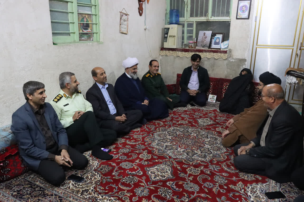 دیدار امام جمعه خورموج با مادر شهید فولادی