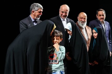 اعطای نشان ملی طوبی به خانواده شهید روح الله گیاهدوست آرانی