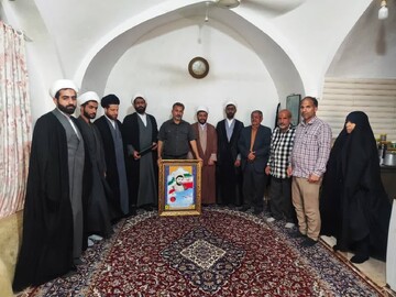 دیدار طلاب مدرسه علمیه جزائریه با خانواده شهدای روحانی شهرستان شوشتر+عکس