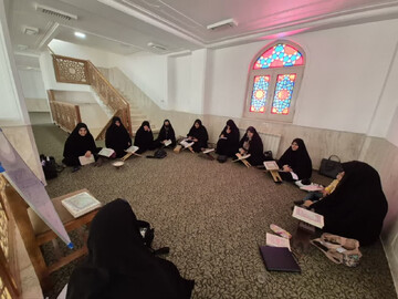 تصاویر/ برگزاری کلاس روان‌خوانی قرآن کریم  طلاب خواهر اردکانی در فضای معنوی مسجد