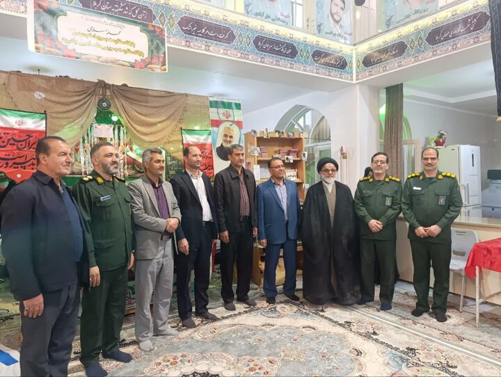 تصاویر/بازدید امام جمعه شهرستان نطنز از نمایشگاه پایگاه های بسیج اسوه