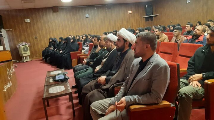 تصاویر/تجمع طلاب و دانشجویان قروه در دانشگاه آزاد اسلامی به مناسبت گرامیداشت هفته بسیج