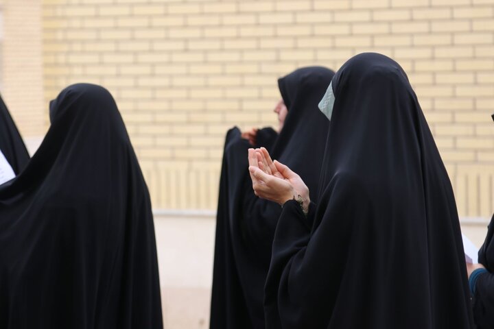 عکس/ اقامه نماز باران در حوزه علمیه خواهران بوشهر