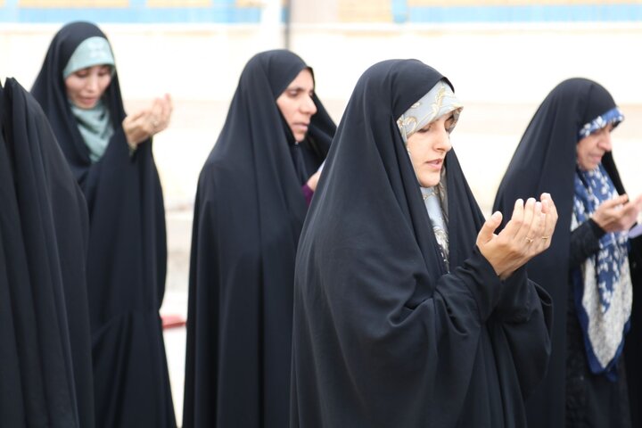 عکس/ اقامه نماز باران در حوزه علمیه خواهران بوشهر