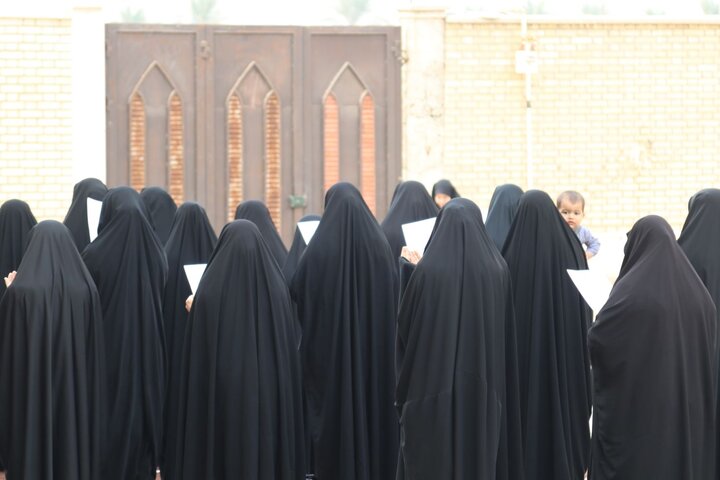 عکس/ اقامه نماز باران در حوزه علمیه خواهران بوشهر