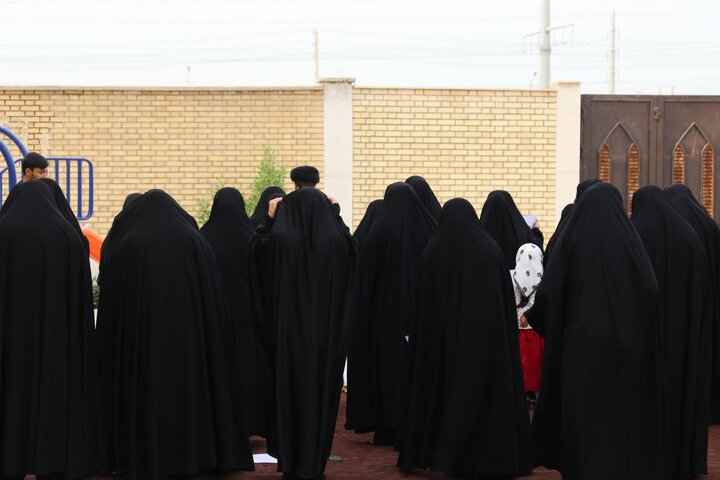 عکس/ اقامه نماز باران در حوزه علمیه خواهران بوشهر