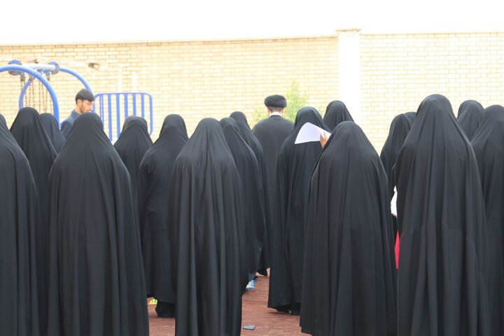 عکس/ اقامه نماز باران در حوزه علمیه خواهران بوشهر