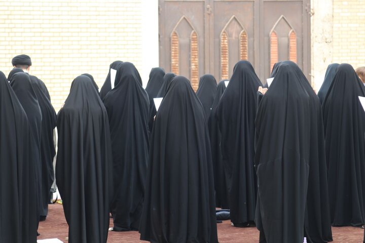 عکس/ اقامه نماز باران در حوزه علمیه خواهران بوشهر