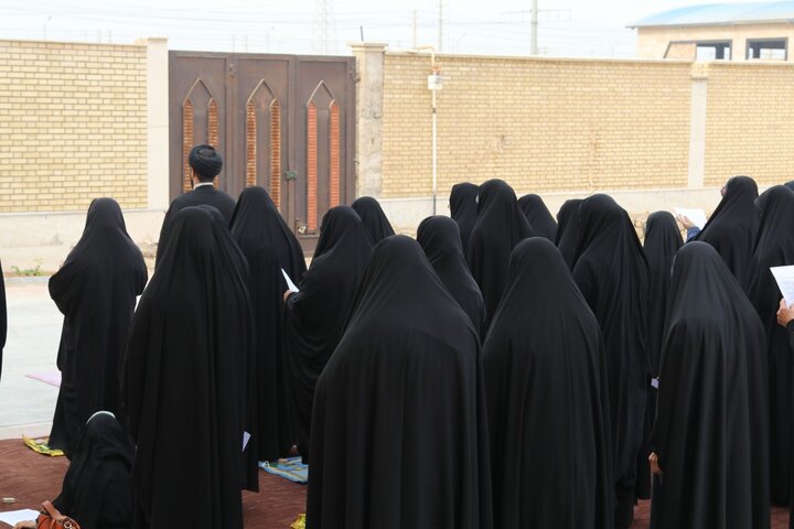 عکس/ اقامه نماز باران در حوزه علمیه خواهران بوشهر