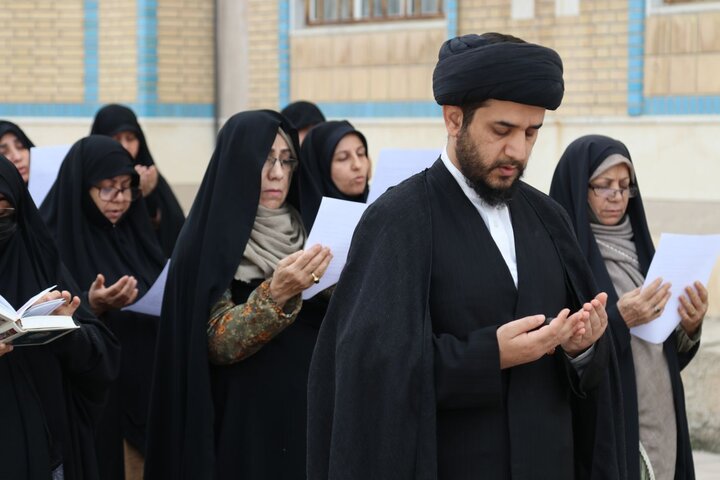 عکس/ اقامه نماز باران در حوزه علمیه خواهران بوشهر