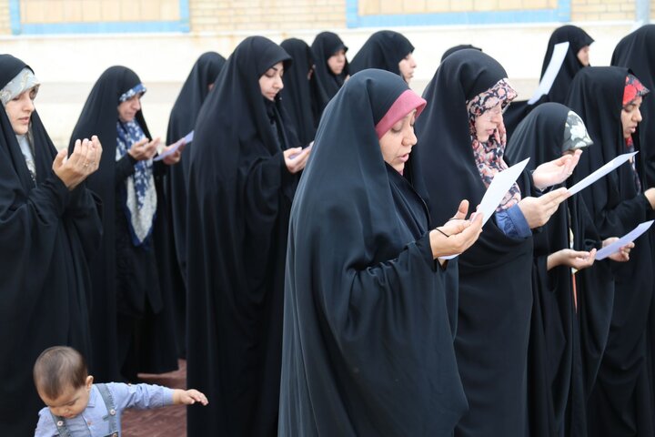 عکس/ اقامه نماز باران در حوزه علمیه خواهران بوشهر