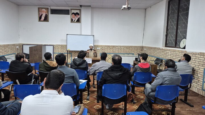 تصاویر/ گفتمان «امامین انقلاب طلبه تراز» مدرسه علمیه ابوتراب امامی کاشانی