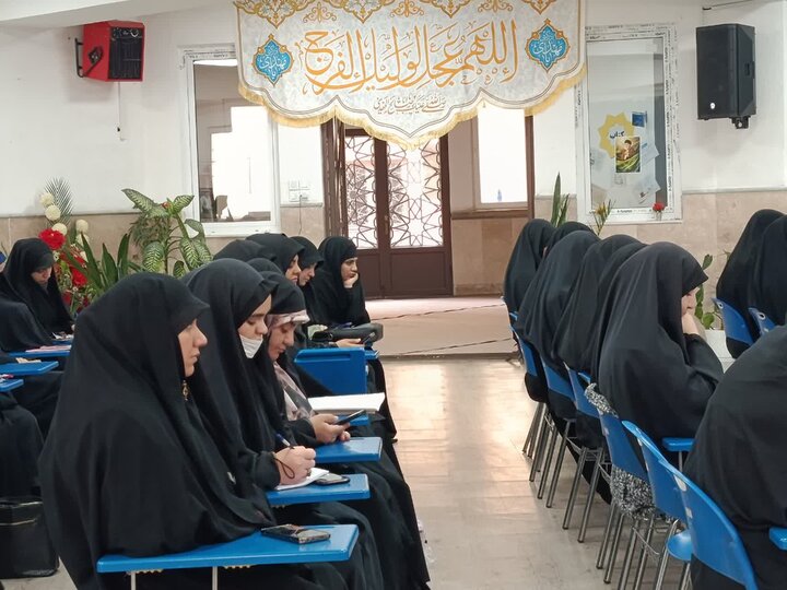 تصاویر/ نشست بصیرتی طلاب مدرسه علمیه الزهرا (س) ارومیه