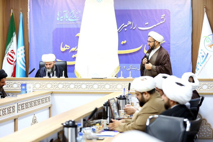 تصاویر/ رونمایی از کتاب های ۲۰ گانه مسجد با حضور حجت السلام والمسلمین قمی