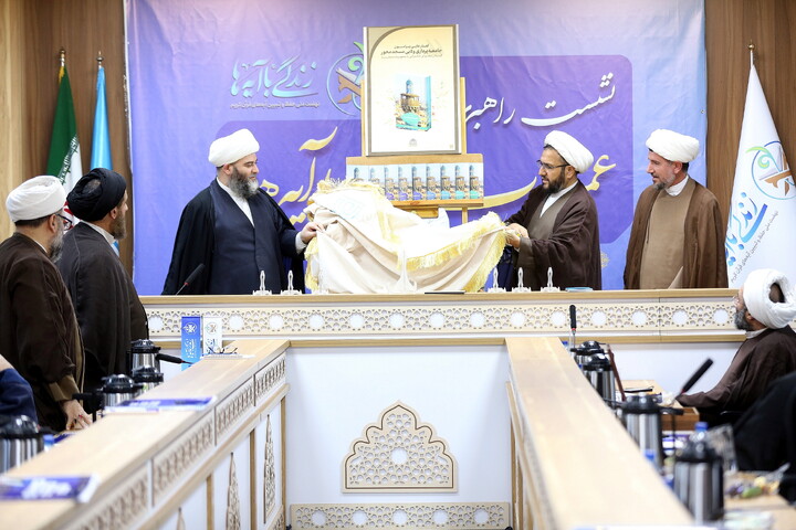 تصاویر/ رونمایی از کتاب های ۲۰ گانه مسجد با حضور حجت السلام والمسلمین قمی