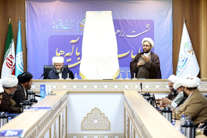 تصاویر/ رونمایی از کتاب های ۲۰ گانه مسجد با حضور حجت السلام والمسلمین قمی