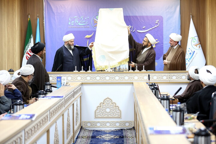 تصاویر/ رونمایی از کتاب های ۲۰ گانه مسجد با حضور حجت السلام والمسلمین قمی