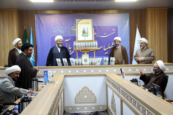 تصاویر/ رونمایی از کتاب های ۲۰ گانه مسجد با حضور حجت السلام والمسلمین قمی