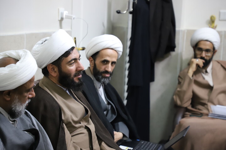 تصاویر / نشست صمیمی مدیر و معاونین حوزه علمیه کردستان با کادر و اساتید حوزه علمیه امام باقر (ع) کامیاران