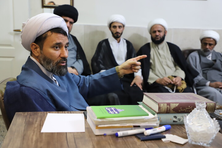 تصاویر / نشست صمیمی مدیر و معاونین حوزه علمیه کردستان با کادر و اساتید حوزه علمیه امام باقر (ع) کامیاران