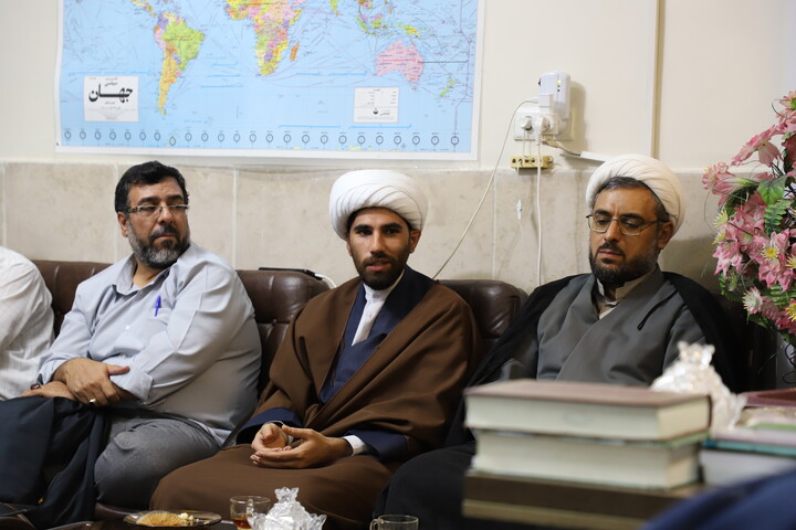 تصاویر / نشست صمیمی مدیر و معاونین حوزه علمیه کردستان با کادر و اساتید حوزه علمیه امام باقر (ع) کامیاران