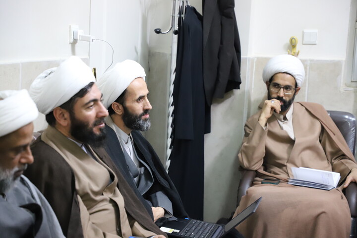 تصاویر / نشست صمیمی مدیر و معاونین حوزه علمیه کردستان با کادر و اساتید حوزه علمیه امام باقر (ع) کامیاران