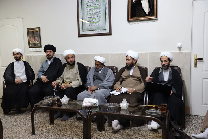 تصاویر / نشست صمیمی مدیر و معاونین حوزه علمیه کردستان با کادر و اساتید حوزه علمیه امام باقر (ع) کامیاران