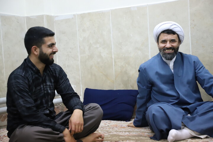 تصاویر/دیدار چهره‌به‌چهره مدیر حوزه علمیه کردستان با طلاب در حجرات حوزه امام باقر (ع) کامیاران