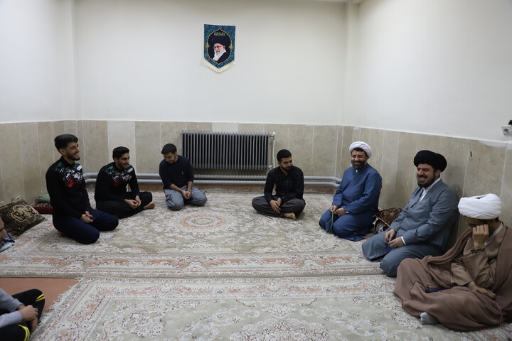 تصاویر/دیدار چهره‌به‌چهره مدیر حوزه علمیه کردستان با طلاب در حجرات حوزه امام باقر (ع) کامیاران