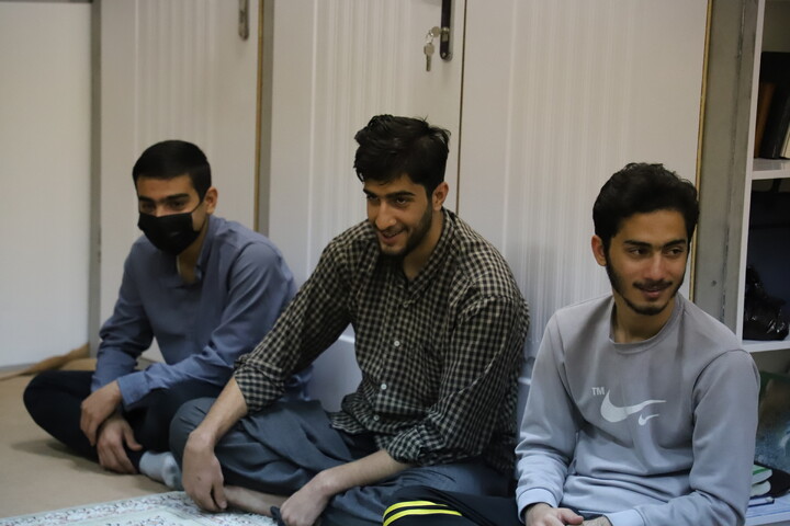 تصاویر/دیدار چهره‌به‌چهره مدیر حوزه علمیه کردستان با طلاب در حجرات حوزه امام باقر (ع) کامیاران