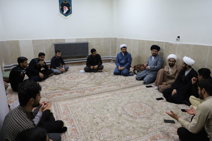 تصاویر/دیدار چهره‌به‌چهره مدیر حوزه علمیه کردستان با طلاب در حجرات حوزه امام باقر (ع) کامیاران