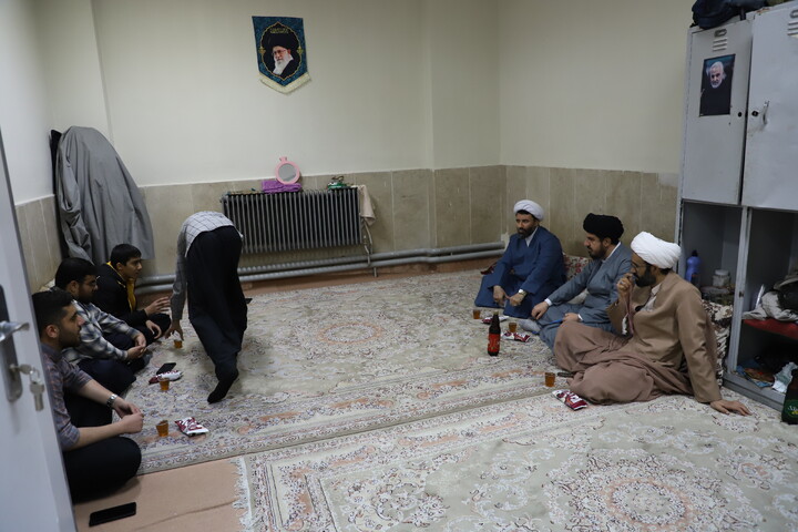 تصاویر/دیدار چهره‌به‌چهره مدیر حوزه علمیه کردستان با طلاب در حجرات حوزه امام باقر (ع) کامیاران